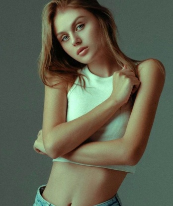 Озорная и опытная, я готова погрузить тебя в мир наслаждения и страсти 🌹💋
Мои услуги просто непревзойденны. Я могу удовлетворить все твои сокровенные желания и фантазии. От нежных ласк и массажа до разнообразных игр и экспериментов – я делаю все, чтобы принести тебе полное удовольствие. 💫🔥
Мое гибкое тело и нежный трепетный прикосновения сведут тебя с ума. Мои губы готовы удовлетворить самые изысканные вкусы. Фотографии, которые ты видишь, полностью реальны - я прекрасная и сексуальная индивидуалка, которая живет в Москве. 🌟😘
Мои клиенты всегда остаются довольными и возвращаются ко мне снова и снова. Мы с тобой окунемся в вихрь страсти и наслаждения, и я обещаю, что ты не захочешь уйти от меня! 💕🔞
Так что не медли, дорогой. Звони мне и я окажу тебе незабываемый отдых и удовольствие, которые подарят тебе Любовь и Счастье. Жду тебя в своем уютном гнездышке в Москве. 🔥💋 Полина